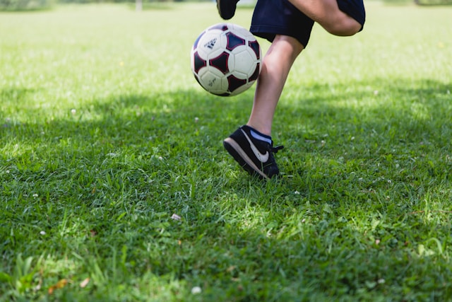 Comment dribbler efficacement au football : techniques et astuces en 2025