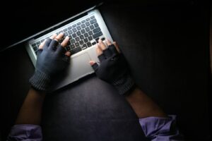 personne en chemise noire à manches longues utilisant un MacBook Pro