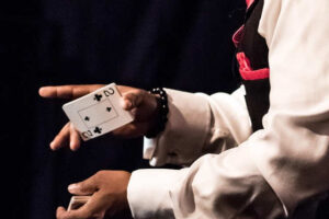 magicien et cartes