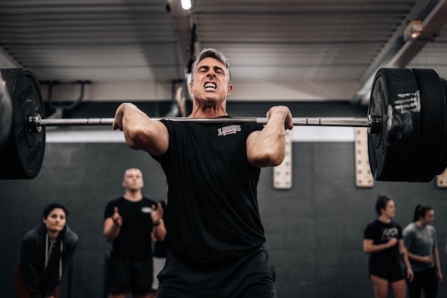 Devenez un véritable strongman : techniques et astuces pour renforcer votre puissance