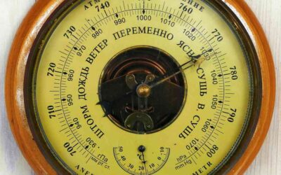 Baromètre analogique en bois avec affichage en russe et aiguille indiquant 750