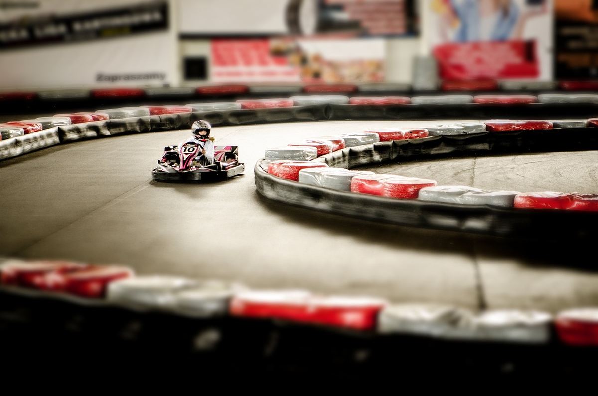 Karting indoor : le seuil de tours où la piste se révèle