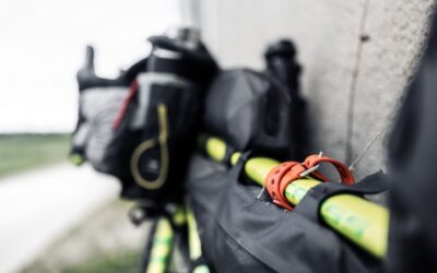 Détail d'un équipement de bivouac avec sac à dos et cordes de fixation jaunes et rouges
