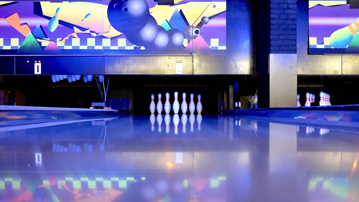une piste de bowling avec les quilles au fond
