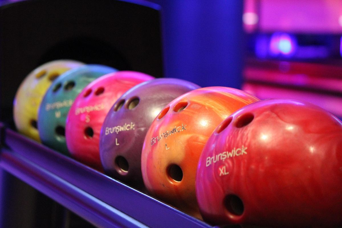 Six boules de bowling colorées alignées sur un support